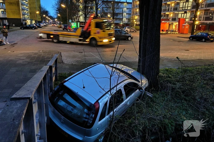 Auto vast tussen boom en brug, inzittenden slaan op de vlucht