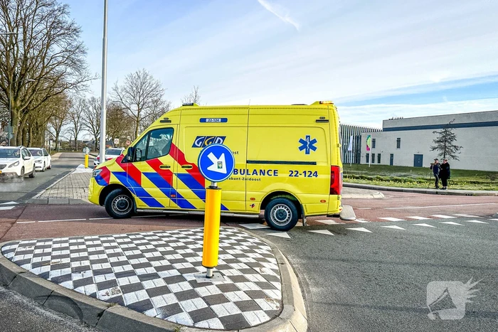 Overstekende scooterrijder aangereden door automobilist