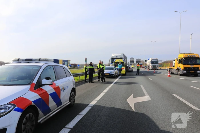 Auto vast onder vrachtwagen oplegger