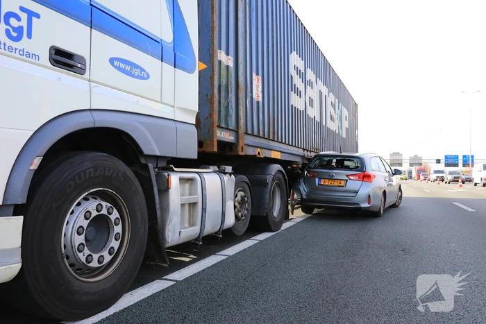 Auto vast onder vrachtwagen oplegger