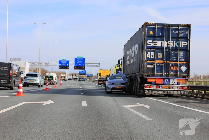 Auto vast onder vrachtwagen oplegger