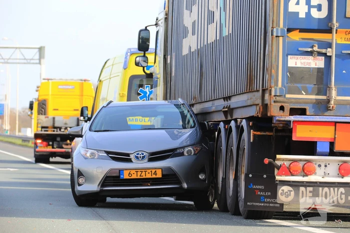 Auto vast onder vrachtwagen oplegger