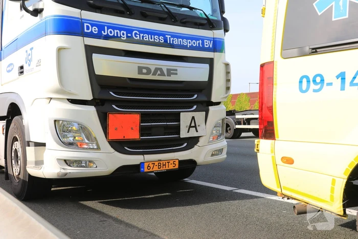 Auto vast onder vrachtwagen oplegger