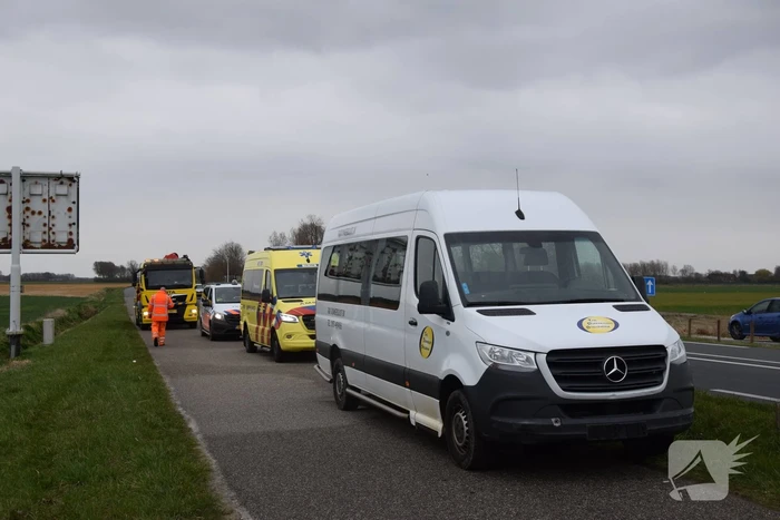 Taxibus raakt van de weg en ramt paaltjes