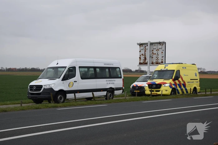 Taxibus raakt van de weg en ramt paaltjes