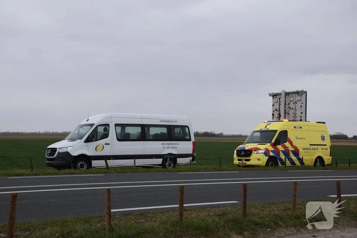 Taxibus raakt van de weg en ramt paaltjes