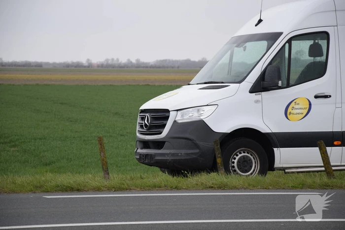 Taxibus raakt van de weg en ramt paaltjes