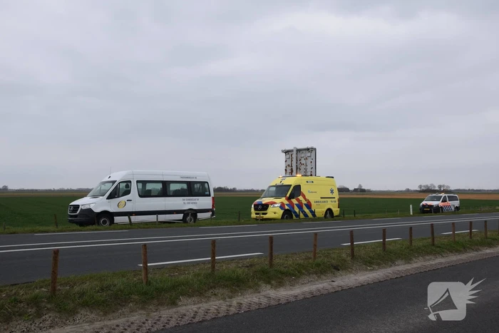 Taxibus raakt van de weg en ramt paaltjes