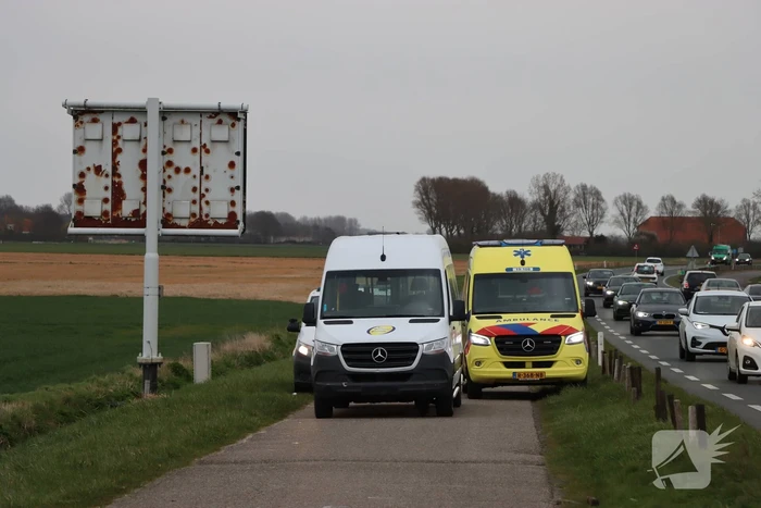 Taxibus raakt van de weg en ramt paaltjes