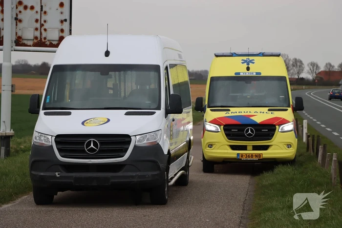 Taxibus raakt van de weg en ramt paaltjes