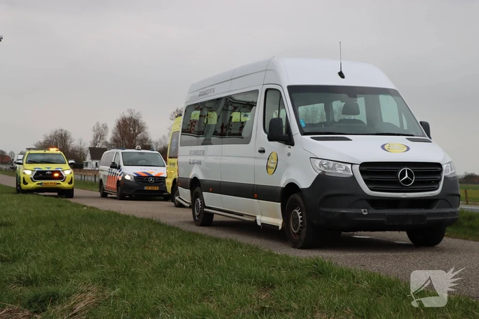 Taxibus raakt van de weg en ramt paaltjes