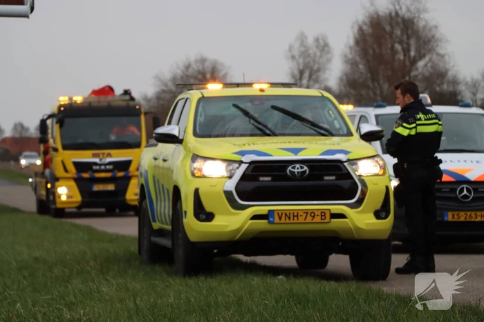 Taxibus raakt van de weg en ramt paaltjes