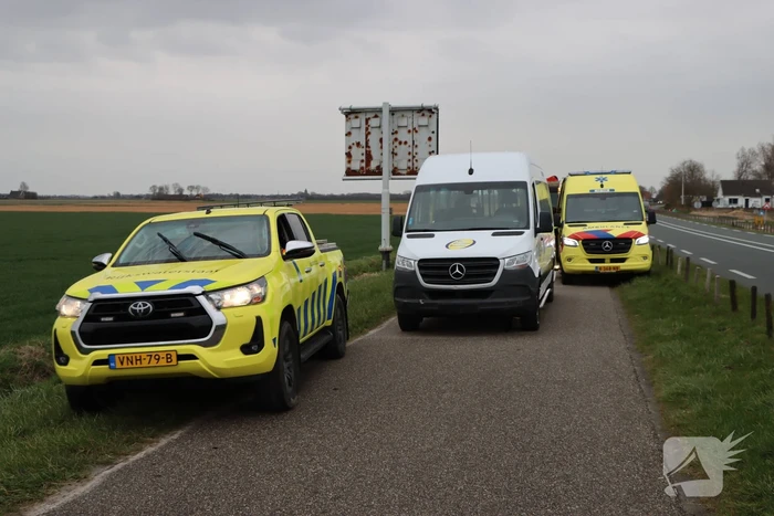 Taxibus raakt van de weg en ramt paaltjes