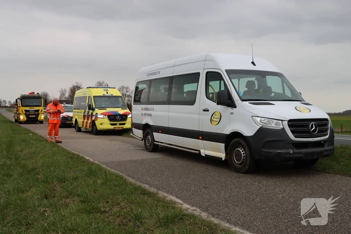 Taxibus raakt van de weg en ramt paaltjes