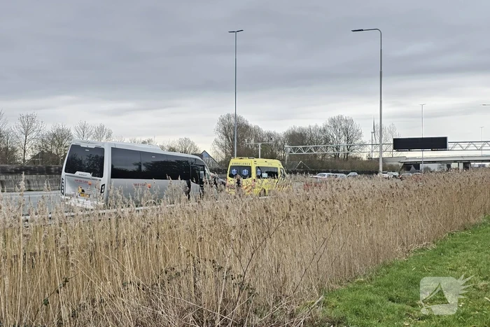 Twee taxibussen en personenauto in botsing