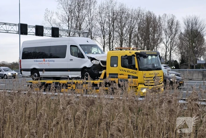 Twee taxibussen en personenauto in botsing