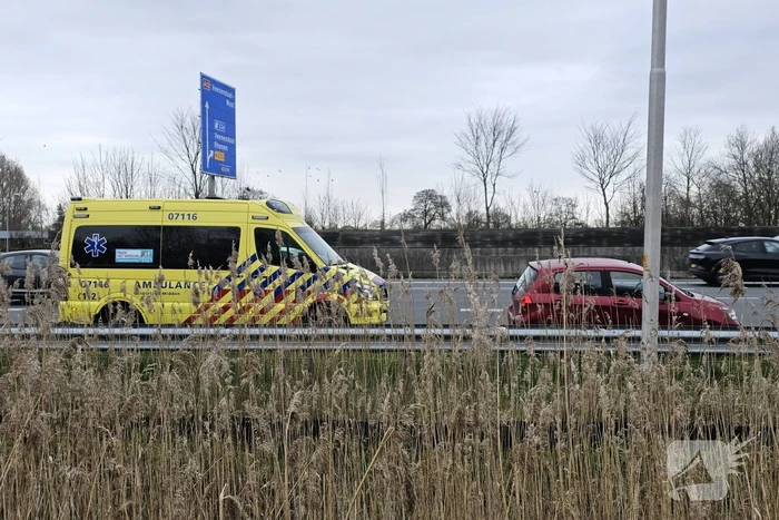 Twee taxibussen en personenauto in botsing