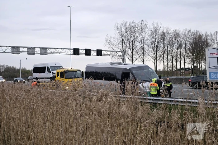 Twee taxibussen en personenauto in botsing