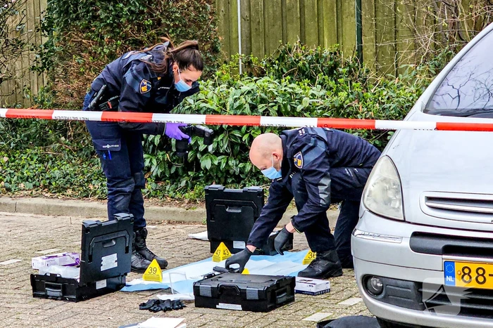 Forensische Opsporing onderzoekt wapen na aanhoudingen