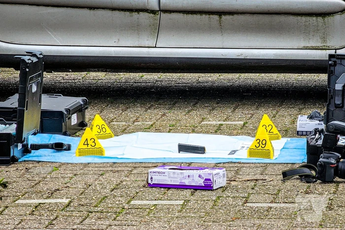 Forensische Opsporing onderzoekt wapen na aanhoudingen