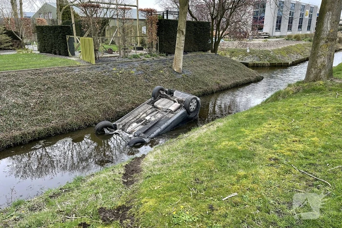 Automobilist rijdt achter uit belandt te water