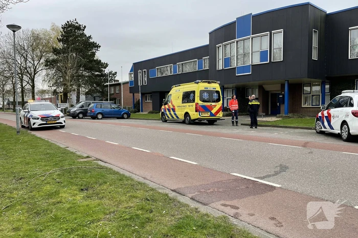 Automobilist rijdt achter uit belandt te water