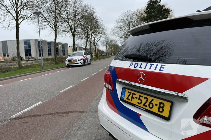 Automobilist rijdt achter uit belandt te water