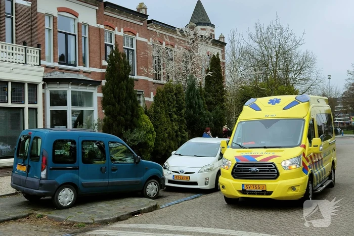 Automobilist botst op geparkeerde voertuig