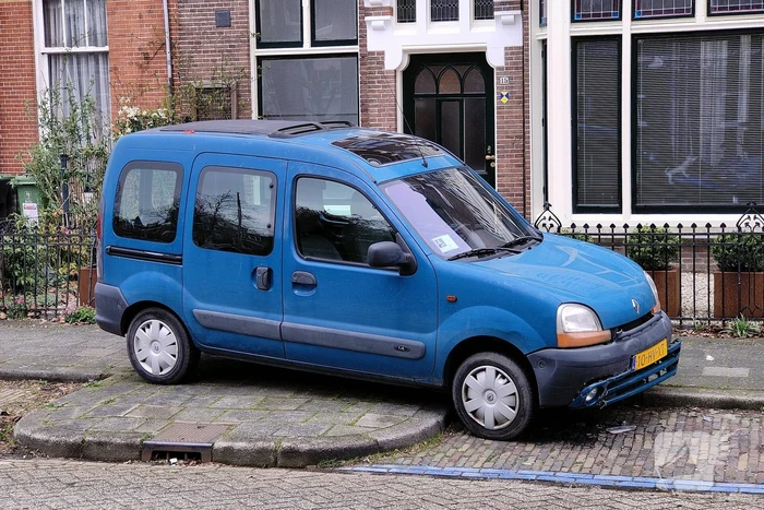 Automobilist botst op geparkeerde voertuig