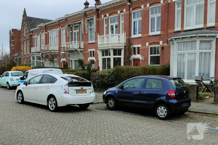 Automobilist botst op geparkeerde voertuig