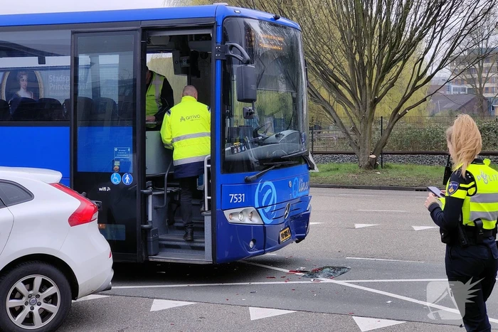 Automobilist botst op lijnbus