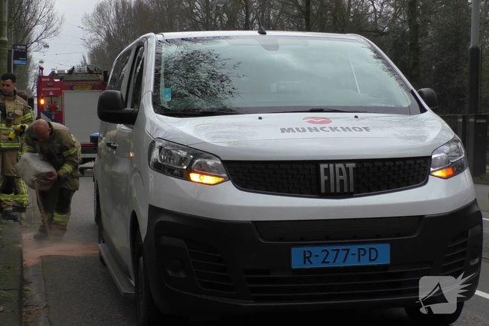 Kop-staart botsing tussen taxibus en personenwagen