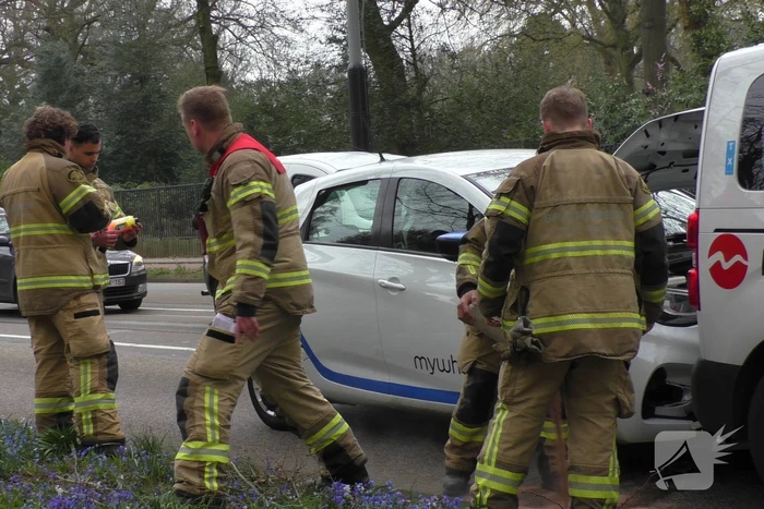 Kop-staart botsing tussen taxibus en personenwagen