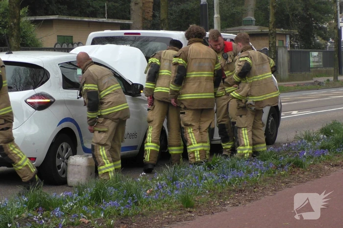 Kop-staart botsing tussen taxibus en personenwagen