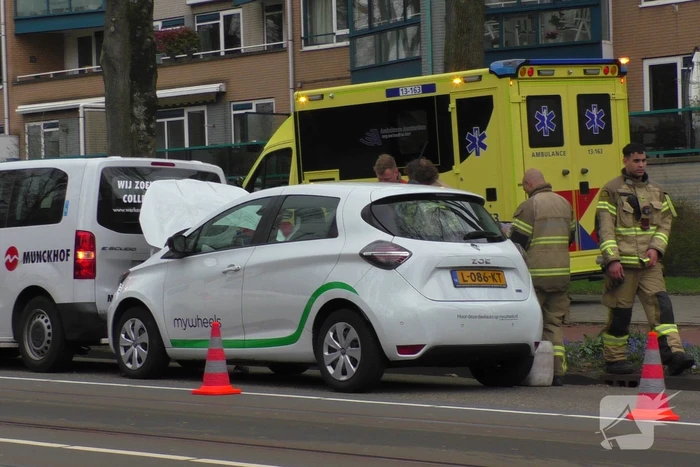 Kop-staart botsing tussen taxibus en personenwagen