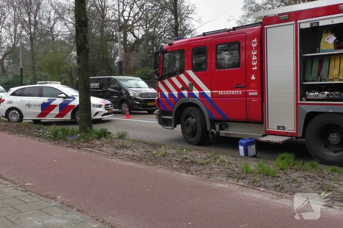 Kop-staart botsing tussen taxibus en personenwagen