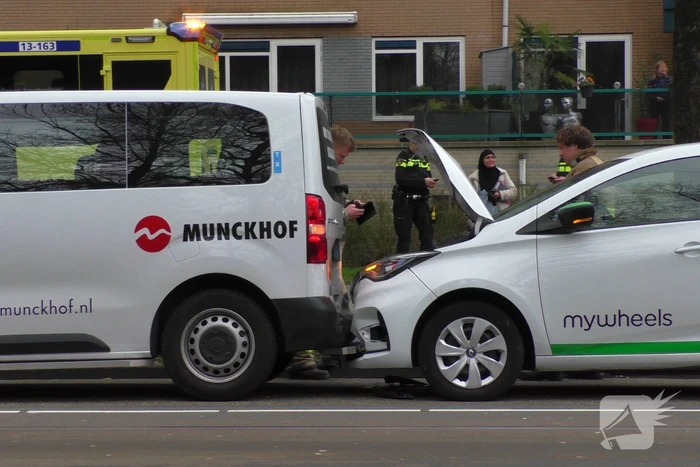 Kop-staart botsing tussen taxibus en personenwagen