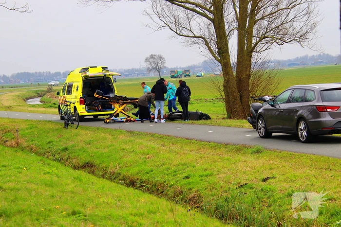 Scooterrijder gaat hard onderuit en raakt gewond