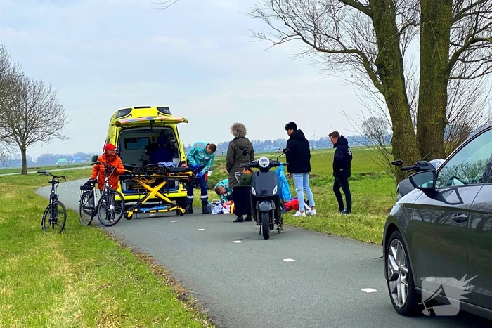 Scooterrijder gaat hard onderuit en raakt gewond