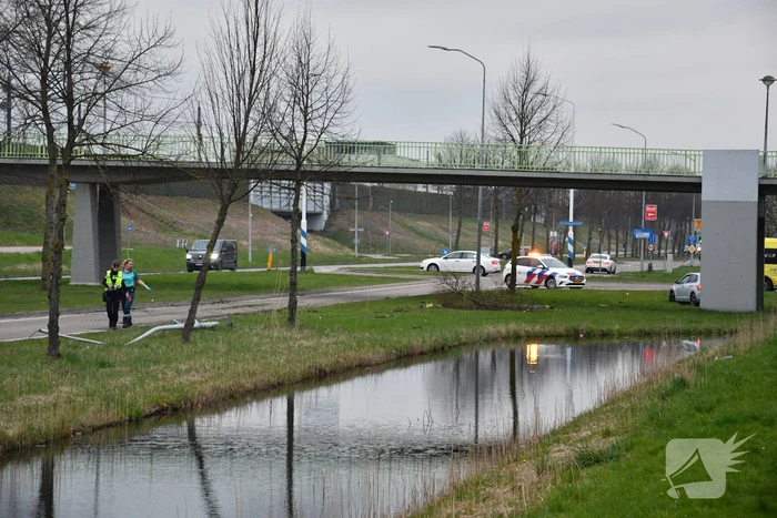 Auto botst op lantaarnpaal en boom