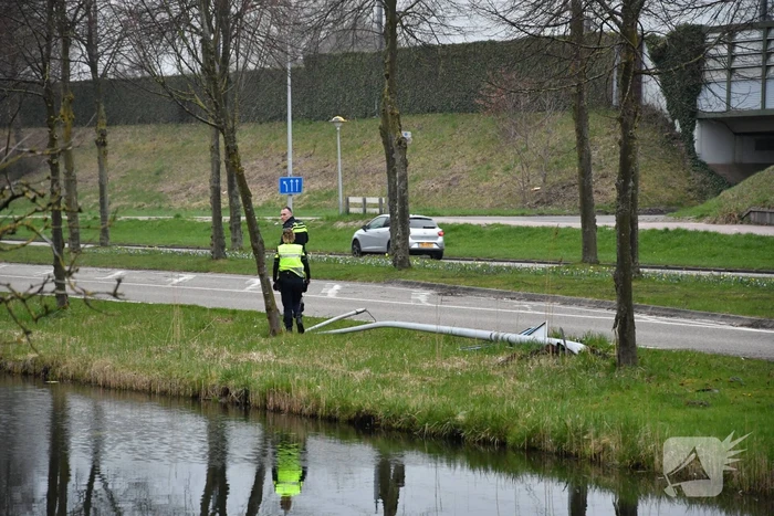 Auto botst op lantaarnpaal en boom