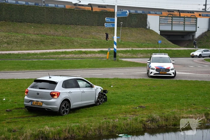 Auto botst op lantaarnpaal en boom