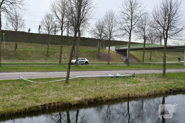 Auto botst op lantaarnpaal en boom