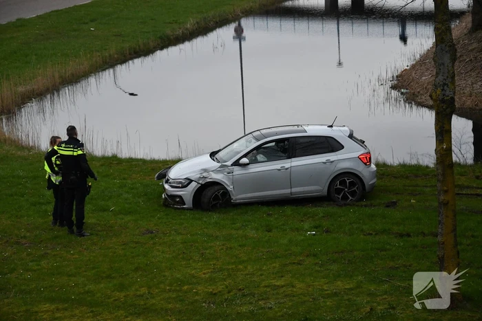 Auto botst op lantaarnpaal en boom