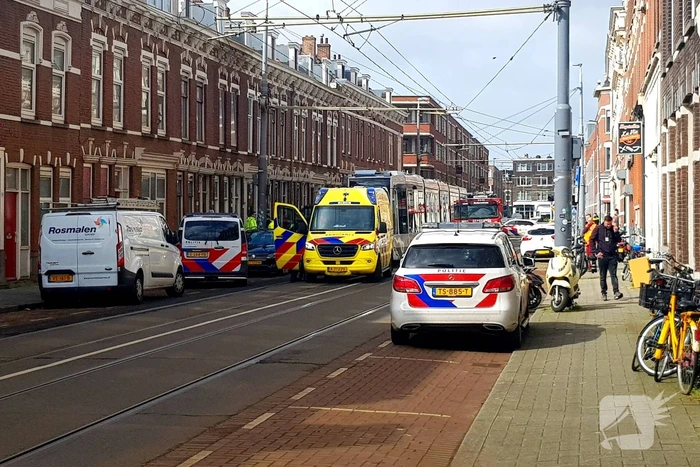 Jumbo bestelbus botst tegen gevel na aanrijding