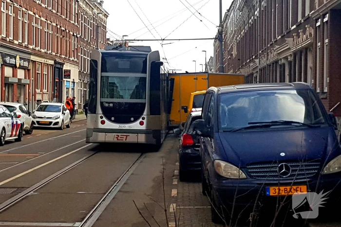 Jumbo bestelbus botst tegen gevel na aanrijding