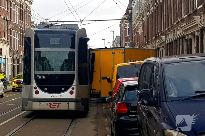 Jumbo bestelbus botst tegen gevel na aanrijding