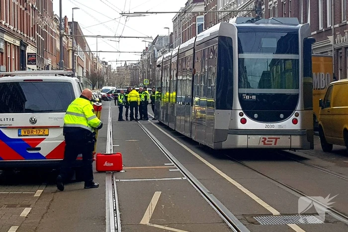 Jumbo bestelbus botst tegen gevel na aanrijding