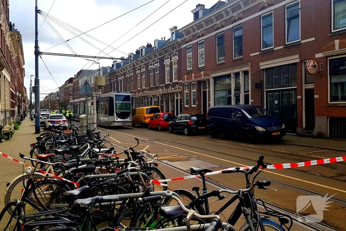 Jumbo bestelbus botst tegen gevel na aanrijding