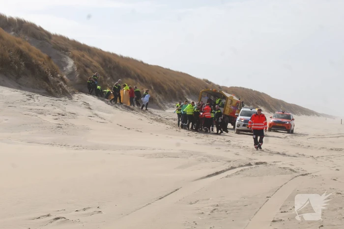 Traumahelikopter landt op het strand